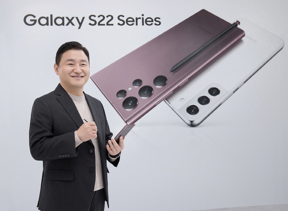 Samsung Electronics mobile business head Roh Tae-moon introduces the Galaxy S22 series in 2022 [YONHAP]