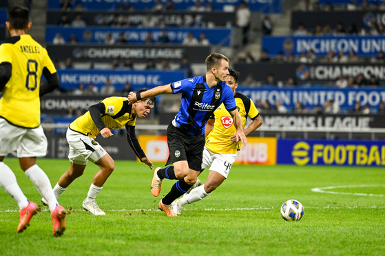 Incheon United's Stefan Mugosa, center, in action during an AFC Champions League group stage match against Kaya FC at Incheon Football Stadium in Incheon on Tuesday. [AFC]