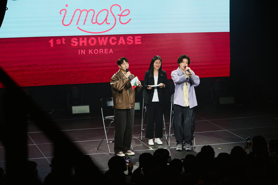 J-pop singer imase talks with fans at the crowd at his first showcase at the Musina Garage music hall in Hongdae, western Seoul, on Thursday night. [UNIVERSAL MUSIC]