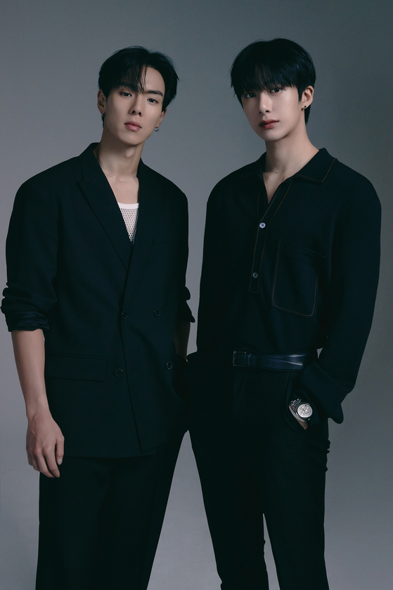 Members Shownu, left, and Hyungwon of boy band Monsta X drops its first EP ″The Unseen″ as duo Shownu X Hyungwon today. [STARSHIP ENTERTAINMENT]