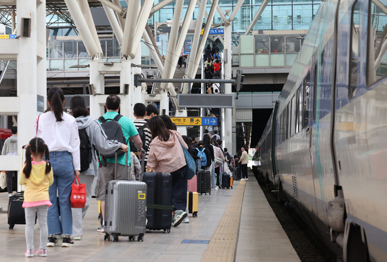 Returning travelers throng Seoul Station in downtown Seoul on Tuesday as the long six-day holiday comes to an end. In addition to the Chuseok holiday last week, Monday was designated a temporary holiday so that people could rest through National Foundation Day on Oct. 3.