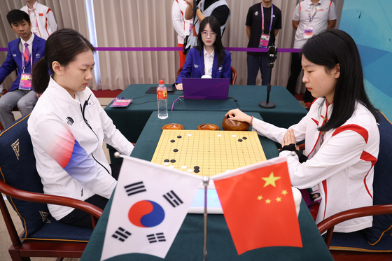 Korean Go pro Kim Eun-ji, left, competes in the women's team final at the Hangzhou Asian Games against Wu Yiming at Hangzhou Qi-yuan Chess Hall in Hangzhou, China on Tuesday. [NEWS1] 