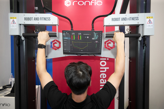 A staff member at the Try Everything 2023 startup fair demonstrates a digital workout device at Dongdaemun Design Plaza in central Seoul on Sept. 14. [NEWS1] 