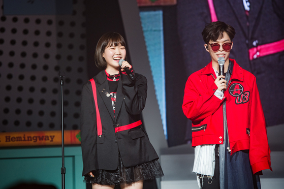 Sibling duo AKMU during a concert in 2017 [YG ENTERTAINMENT]