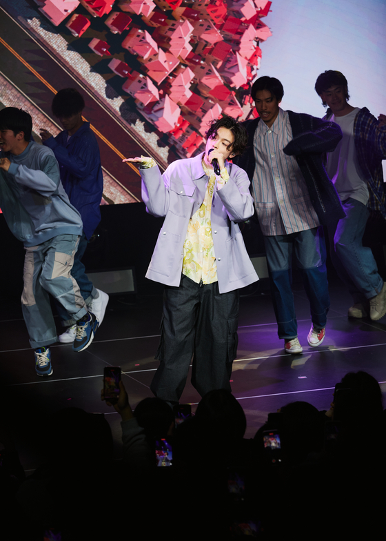 J-pop singer imase performs at his first showcase at the Musina Garage music hall in Hongdae, western Seoul, on Thursday night. [UNIVERSAL MUSIC]