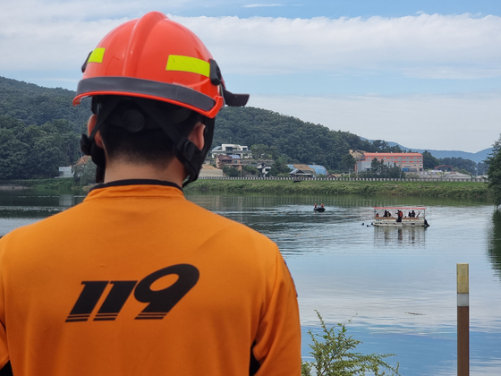 A rescue team in search of a pilot on board a civilian helicopter that fell into the Gomori Reservior in Pocheon, Gyeonggi, on Tuesday. [YONHAP]