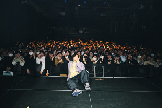 J-pop singer imase takes questions with fans attending his first showcase at the Musina Garage music hall in Hongdae, western Seoul, on Thursday night. [UNIVERSAL MUSIC]