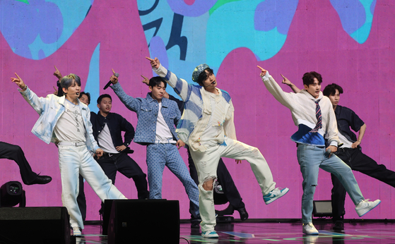 Boy band Teen Top during a showcase for its new album ″4SHO″ at the Yes24 Live Hall, eastern Seoul, on Tuesday [YONHAP]