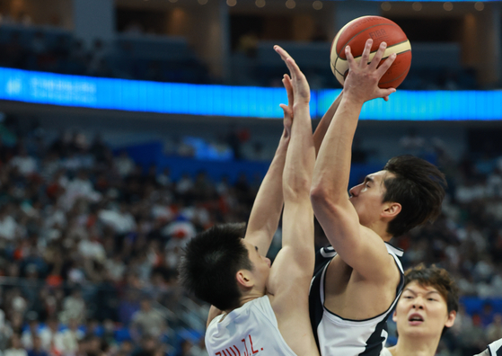 China blocks Korea's Yang Hong-seok during the second quarter of the men's basketball quarterfinal game on Tuesday at the 19th Asian Games in Hangzhou, China. [YONHAP]