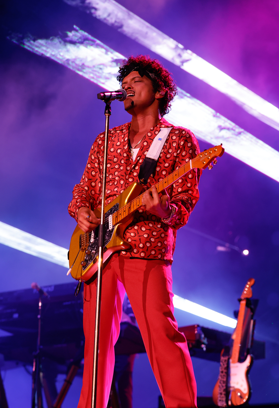 U.S. singer-songwriter Bruno Mars performs his hit tracks during the ″Hyundai Card Super Concert 27 Bruno Mars″ concert held on Saturday and Sunday at the Jamsil Olympic Main Stadium, southern Seoul. [HYUNDAI CARD]