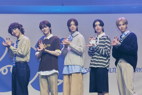 Boy band POW poses for photos during its first showcase on Tuesday at the Sky Art Hall music venue in western Seoul. [GRID ENTERTAINMENT]