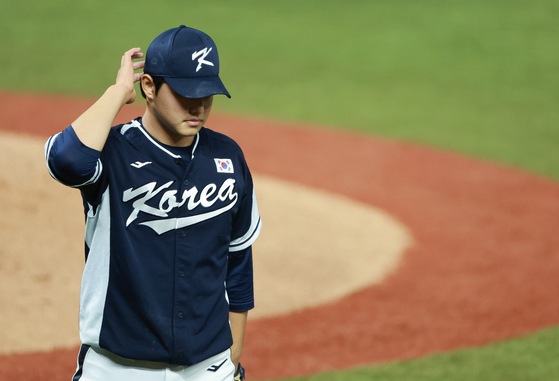 Korea's starting pitcher Moon Dong-ju reacts after giving up an RBI triple in the first inning of a group stage game against Chinese Taipei at the Hangzhou Asian Games on Monday. [YONHAP]