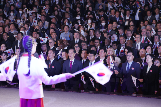 Prime Minister Han Duck-soo, center, attends a ceremony celebrating the National Foundation Day held at the Sejong Center in Seoul on Tuesday. [YONHAP]