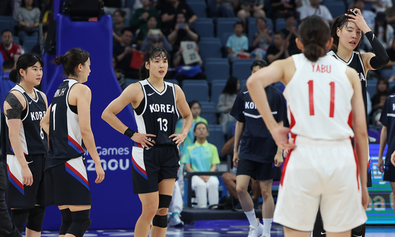 The South Korean women's team reacts after losing a semifinal to Japan at the Hangzhou Olympic Sports Centre Gymnasium in Hangzhou, China on Tuesday. [YONHAP] 