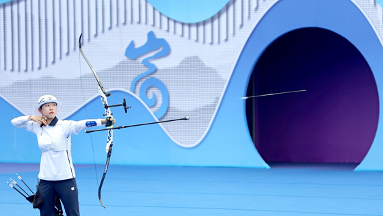 Korean archer An San competes against Diananda Choirunisa of Indonesia in the quarterfinals of the women’s individual recurve contest at the Hangzhou Asian Games in Hangzhou, China on Tuesday. An, the reigning Olympic record holder and the only archer ever to win three gold medals at a single Olympics, beat Choirunisa 7-3 and was scheduled to compete in the semifinals later Tuesday as of press time.  [YONHAP]