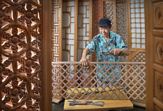 Ga Poong-kook, a government-certified master of traditional wooden windows and doors, works on his recent creation at his studio located in Wanggil-dong, Seo District in Incheon. [PARK SANG-MOON]