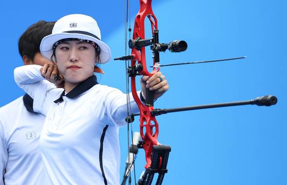Korea's So Chae-won compete in the final of the mixed team compound archery event at the Hangzhou Asian Games in Hangzhou, China on Wednesday.  [YONHAP]