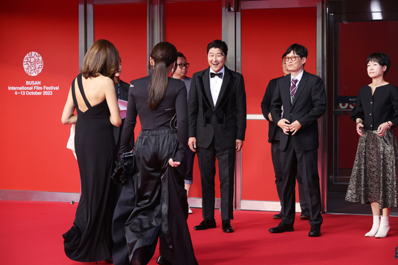 Veteran actor Song Kang-ho welcomes attendees at the red carpet event of the opening ceremony of the 28th Busan International Film Festival (BIFF) held at the Busan Cinema Center in Haeundae District, eastern Busan, on Wednesday. The 28th BIFF kicked off its 10-day schedule on the same day and runs through Oct. 13. [YONHAP]