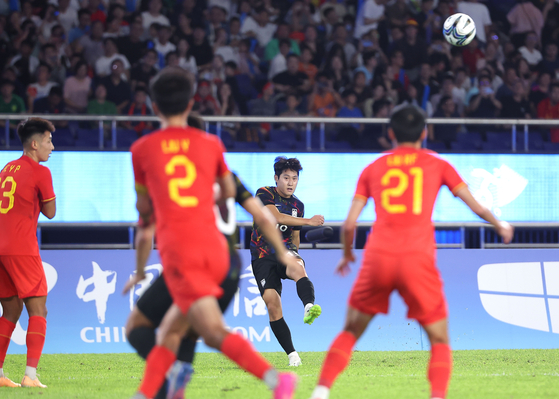 The South Korean national team faces off against the Chinese team during the quarterfinal match for the Asian Games in Hangzhou, China, on Sunday. [YONHAP]
