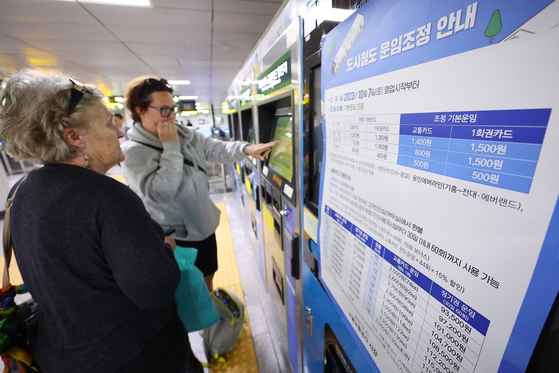 A poster next to the ticket machine at City Hall Station in central Seoul on Wednesday notifies passengers of the imminent hike in fares. According to the Seoul city government, starting Saturday, subway fares will rise 150 won ($0.11). This is the first hike in eight years. [YONHAP]