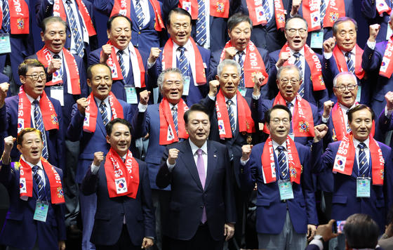 President Yoon Suk Yeol, front row center, poses for a commemorative photo during a ceremony marking the 71st anniversary of the founding of the Korean Veterans Association at Olympic Hall in Songpa District, southeastern Seoul, Wednesday. [JOINT PRESS CORPS]