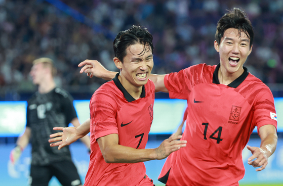 Jeong Woo-yeong, left, celebrates with Lee Han-beom after scoring the second in Korea's 2-1 Asian Games semifinal win over Uzbekistan at HSC Stadium in Hangzhou, China on Wednesday.   [YONHAP]