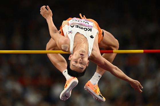 Korea's Woo Sang-hyeok competes during the men's high jump final at the Hangzhou Asian Games on Wednesday. [REUTERS/YONHAP] 