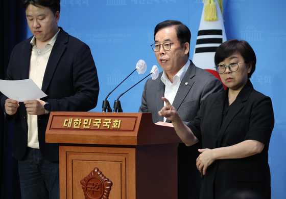 People Power Party (PPP) Rep. Park Sung-joong holds a press conference on the controversy regarding allegations of online manipulation of public opinion on the Daum portal site during the Asian Games at the National Assembly in western Seoul on Wednesday. [YONHAP]