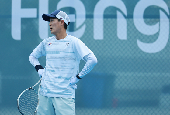Korea's Yoon Hyoung-wook loses the singles match in the men's soft tennis team semifinal against Japan's Toshiki Uematsu at the Hangzhou Asian Games on Wednesday. [YONHAP]