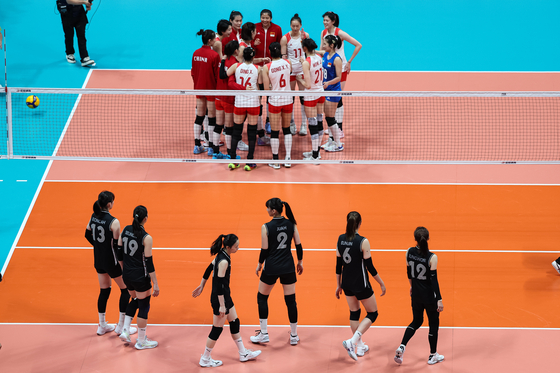 The South Korean women's volleyball team, front, reacts after losing a Pool E game at the Hangzhou Asian Games 3-0 to China at Hangzhou Normal University Cangqian Gymnasium in Hangzhou, China on Wednesday. [NEWS1]
