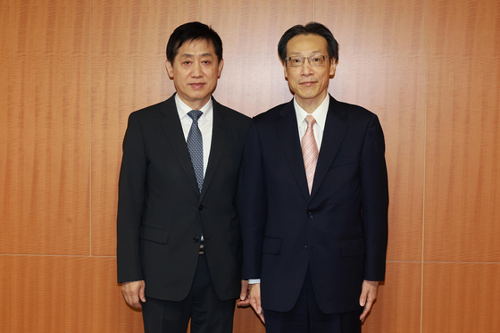 Financial Services Commission Chairman Kim Joo-hyun, left, and Teruhisa Kurita, Commissioner of Tokyo's Financial Services Agency, pose for a photo at a meeting in Tokyo on Oct. 3. [NEWS1]