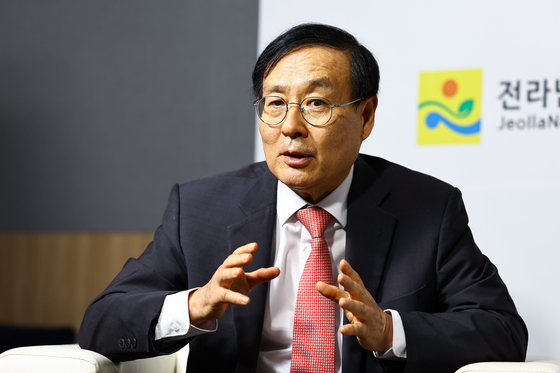 Former Seoul National University President Oh Se-jung talks during the interview. [KIM JONG-HO]