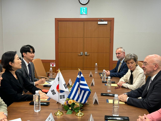 Deputy Minister of Foreign Affairs of Greece Konstantinos Fragogiannis, far right, meets with Vice Minister of Foreign Affairs Oh Young-ju, far left, at the Foreign Ministry in Seoul on Thursday. Fragogiannis was scheduled to meet with officials of the Trade Ministry and business leaders to further promote the economic cooperation between Greece and Korea. [EMBASSY OF GREECE IN KOREA]