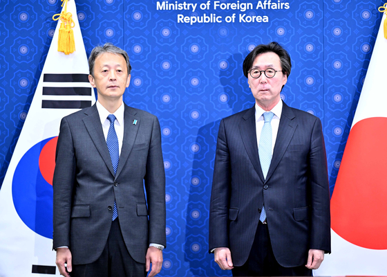 From right, Chang Ho-jin, first vice foreign minister, and Masataka Okano, Japan’s vice foreign minister, meet in Seoul on Thursday. [MINISTRY OF FOREIGN AFFAIRS]