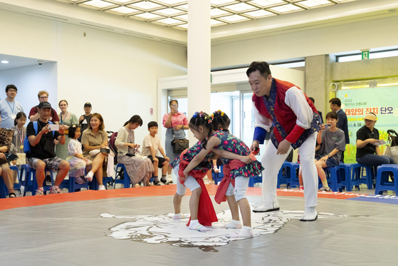 An amateur ssireum (traditional Korean wrestling) competition for children will be organized at the NAtional Folk Museum of Korea during the Chuseok holidays. [NATIONAL FOLK MUSEUM OF KOREA]