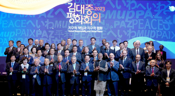 Participants of the Kim Dae-jung Peace Forum 2023 pose for a photo at C-ONE Resort Jaeundo on Thursday. [JEOLLANAMDO]