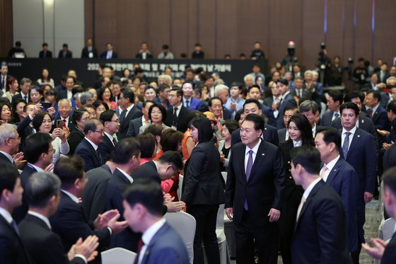 President Yoon Suk Yeol, center right, and first lady Kim Keon Hee greet leaders of overseas Korean communities at a ceremony celebrating the 17th World Korean Day at Lotte Hotel World in Jamsil, southern Seoul, Thursday. [PRESIDENTIAL OFFICE]