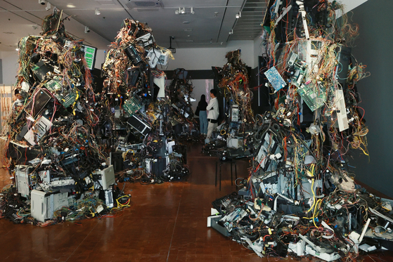 "Core Dump" (2018-19) by Francois Knoetze, as part of the 12th Seoul Mediacity Biennale [YONHAP]
