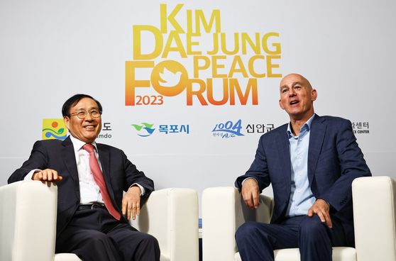 Former Seoul National University President Oh Se-jung, left, and Minerva University President Mike Magee pose for a photo during an interview with the Korea JoongAng Daily. [KIM JONG-HO]