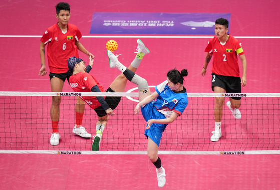 Korea's Jeon Gyu-mi, front, and Myanmar's Khin Hnin Wai, second from left, compete during the women's regu preliminary sepaktakraw game at the Hangzhou Asian Games in Jinhua, China on Thursday. [XINHUA/YONHAP]