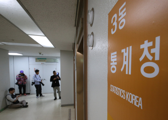 Reporters are spotted at the Statistics Korea’s headquarters in the Daejeon government complex on Thursday as prosecutors conducted raids on multiple agencies suspected of tampering with economic data during the Moon Jae-in administration. [NEWS1]