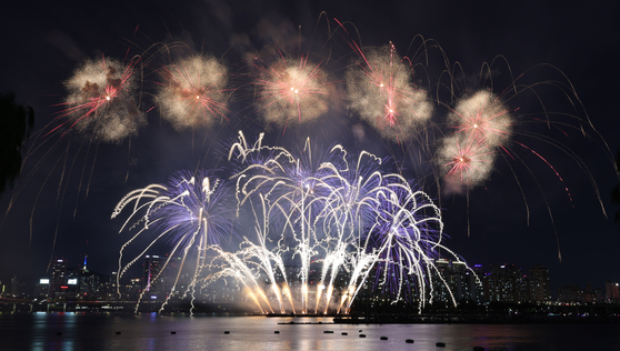 A scene from the 2022 Seoul International Fireworks Festival that took place at Yeouido in western Seoul on Oct. 8, 2022. The festival took place for the first time in three years due to Covid-19. [KANG JUNG-HYUN]