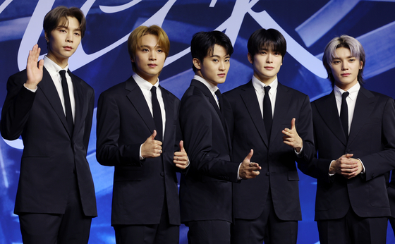 Members of boy band NCT 127 (from left) Johnny, Haechan, Mark, Jaehyun and Taeyong, pose for photos during a press conference held on Friday at the Conrad Seoul hotel in western Seoul for its fifth full-length album ″Fact Check.″ [NEWS1]