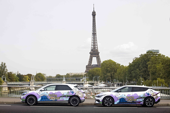 Hyundai Motor Group’s art cars designed to promote Busan’s bid to host the World Expo in 2030 are parked in front of the Eiffel Tower in Paris. Ten art cars based on Hyundai's Ioniq 5 and Kia's EV6 will be touring around the city of Paris between Oct. 9 and 15 when the Busan Expo Symposium 2023 is held to promote the city to host the world expo in 2030. [HYUNDAI MOTOR GROUP] 