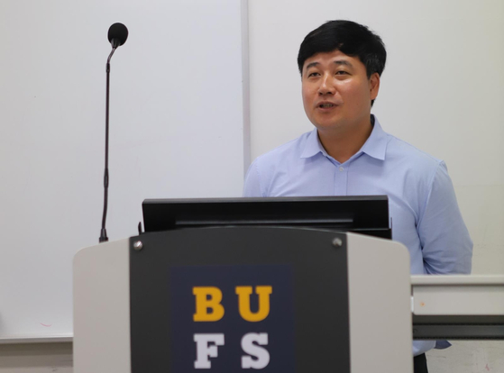 North Korean defector Kim Seong-ryeol, who became a full-time professor at Busan University of Foreign Studies, speaks during a lecture at the university. [BUSAN UNIVERSITY OF FOREIGN STUDIES]