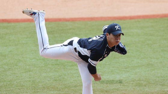 Korean starting pitcher Won Tae-in throws his pitch during a Hanzhou Asian Games super round game against China in Hangzhou, China on Friday.  [YONHAP]
