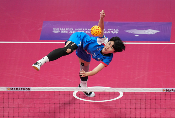 Korea's Wi Ji-seon serves the ball during a women's regu preliminary match against Myanmar on Thursday at the Hangzhou Asian Games. [XINHUA]