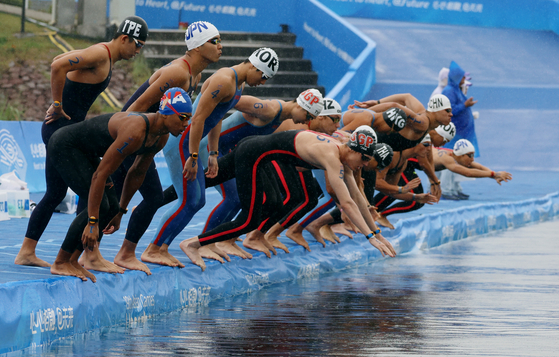 Swimmers take their mark at the start of the men's 10-kilometer marathon swimming race at the Swimming Course in Chun'an, China on Saturday.  [REUTERS/YONHAP]