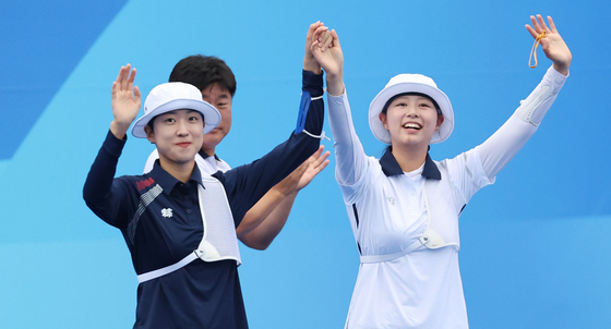 Korea's Lim Si-hyeon and An San take gold and silver, respectively, in the women's recurve final on Saturday at the Hangzhou Asian Games. [YONHAP]