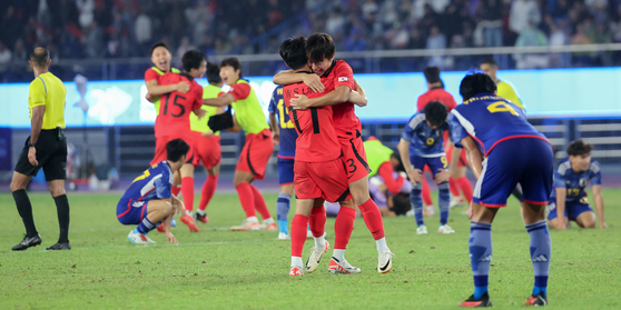 The Korean football team celebrates at the final whistle after after beating Japan 2-1 in the final of the men's football tournament at the Hangzhou Asian Games in Hangzhou, China on Saturday.  [YONHAP]